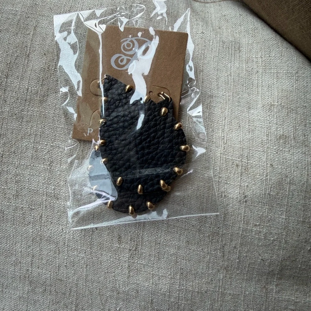‼️NWT Plunder Black and Gold Studded Teardrop Earrings